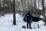 Policjant przy prowizorycznym schronieniu bezdomnego