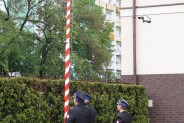 Strażacy wciągają na maszt biało-czerwoną flagę RP