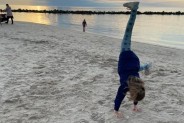 Dziewczynka na plaży robi popularną "gwiazdę".