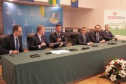 Podpisanie umowy, która pomoże zneutralizować nielegalne składowisko odpadów.