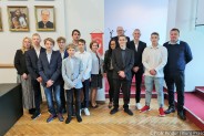 „Złoci” pływacy wraz z trenerem w towarzystwie pani Prezydent Miasta i zaproszonych gości