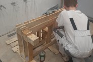 Uczeń  wykonujący siedzisko z palet.