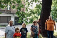 Grupa ludzi uczestniczących w Historycznym Spacerze po Siemianowicach