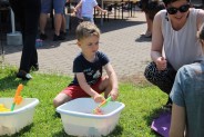 chłopiec łowi plastikowe rybki w misce