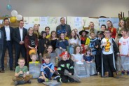 Zdjęcie grupowe z zakończenia wypoczynku uczestników i zaproszonych gości