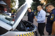 Przedstawiciel dealera firmy Opel wyjaśnia strażnikom miejskim rozwiązania techniczne zastosowane…