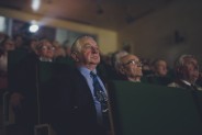 Publiczność z zainteresowaniem ogląda film