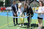 Uroczysty moment przecięcia wstęgi i symbolicznego otwarcia boiska. Od lewej: prezydent Rafał…