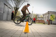 Chłopiec na rowerze pokonuje slalom.