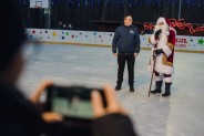 Otwarcie lodowiska. Na tafli lodowej Mikołaj oraz Naczelnik Wydziału Kultury i Sportu