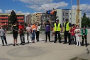 Grupa korzystających ze skateparku w towarzystwie policjantów