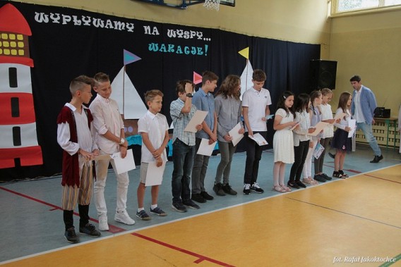 Uczniowie na akademii z okazji zakończenia roku szkolnego.