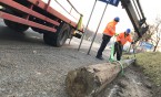 Ciąg dalszy wymiany starych słupów oświetleniowych