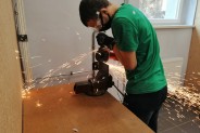 Uczeń w szkolnej pracowni mechanicznej – obróbka metalu
