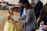Pani Prezes SSM wręcza dyplom dziewczynce