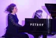 Pianistka przy instrumencie
