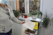 Kobieta wrzucająca list do skrzynki