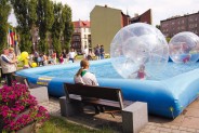 Rynek Miejski - zabawy w dmuchanym basenie podczas Dni Siemianowic