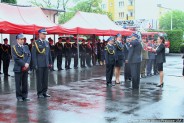 Moment wręczania nagród i odznaczeń zasłużonym strażakom