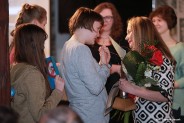 Na zdjęciu młodzież z pracowni artystycznej OKIENKO wręcza Dorocie Micior-Gajewskiej pamiątkowe…