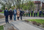 Wiązankę kwiatów składają siemianowiccy radni, pod przewodnictwem Marcina Janoty