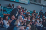 Publiczność siedząca na trybunach hali KS „Michał”