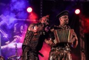 Rock Noc 2020 Na scenie zbliżenie na perkusistę Marcela Różankę, grającego na akordeonie oraz…