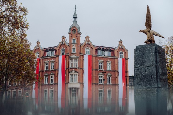 Siemianowicki Ratusz udekorowany biało-czerwonymi wstęgami.