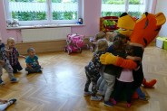 Dzieci podczas odwiedzin  sportowej maskotki Miasta Siemianowice Ślaskie – Tygryska
