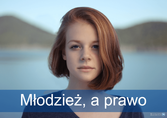 Młoda dziewczyna i napis " Młodzież a prawo"