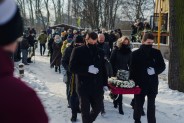 Urna z prochami Zmarłego w kondukcie