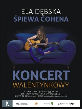 Na czarnym tle plakatu granatowa kanapa, na której siedzi kobieta i gra na gitarze akustycznej.…