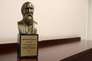 Statuetka im. Ignacego Łukasiewicza.