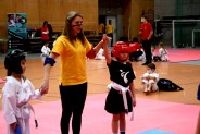 Sędzia zawodów Polskiej Unii Taekwondo podnosi rękę Siemianowiczanki w geście zwycięstwa