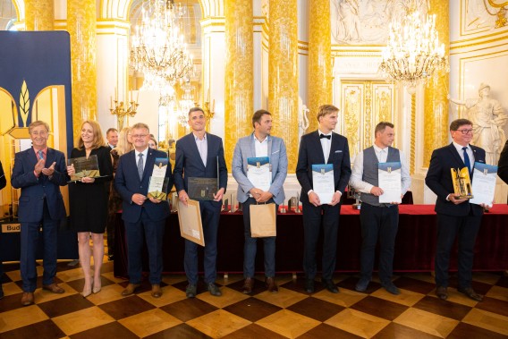 Krzysztof Rycman wraz z innymi uczestnikami uroczystości.