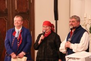 Mężczyźni ubrani w stroje śląsku w środku Wanda Bujoczek w stroju regionalnym