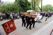 Trumna ze zmarłym śp. Piotrem Okoniem wnoszona do kościoła pw. św. Michałą Archanioła w…