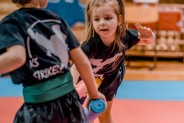 Młodzi uczestnicy turnieju walczą o Puchar Siemianowic w Taekwondo