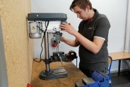 Uczeń w szkolnej pracowni mechanicznej.