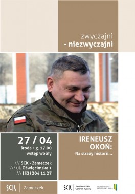 Plakat informacyjny Zwyczajni Niezwyczajni ze zdjęciem Ireneusza Okoń w bluzie moro z miniaturą…