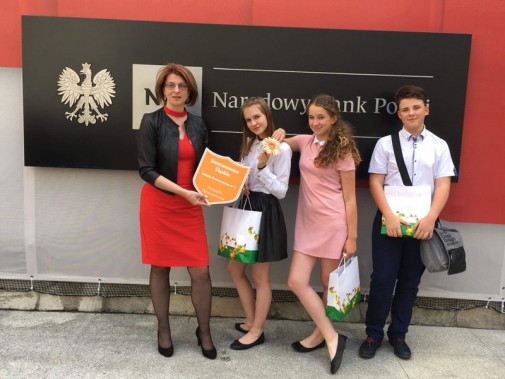 Młodzi menedżerowi wraz se swoją opiekunką