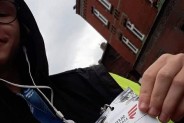 Wolontariusz podczas zabezpieczenia trasy XII Silesia Marathonu