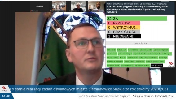 Na monitorze przewodniczący RM Adam Cebula