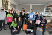 Uczniowie i nauczyciele pozują do wspólnego zdjęcia.