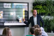 Wykład Łukasza Lamży na temat najnowszych technologii, testów i badań robotów humanoidalnych