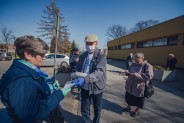 Dzisiaj rozdano pierwszą partię maseczek ochronnych uszytych dla Seniorów w ramach akcji…