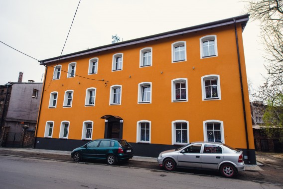 Front kamienicy przy ul. Fabrycznej 1 po termomodernizacji.