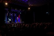 Widok ogólny na salę pełną publiczności, słuchającą koncertu operetkowo-musicalowego. Na scenie,…