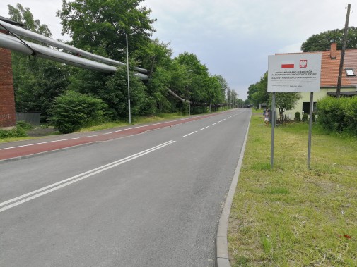 Fragment łącznika drogowego z chodnikiem, ścieżką rowerową i jezdnią.