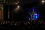 Sala widowiskowa SCK Bytków z siedzącą publicznością i widocznym na scenie mężczyzną w…